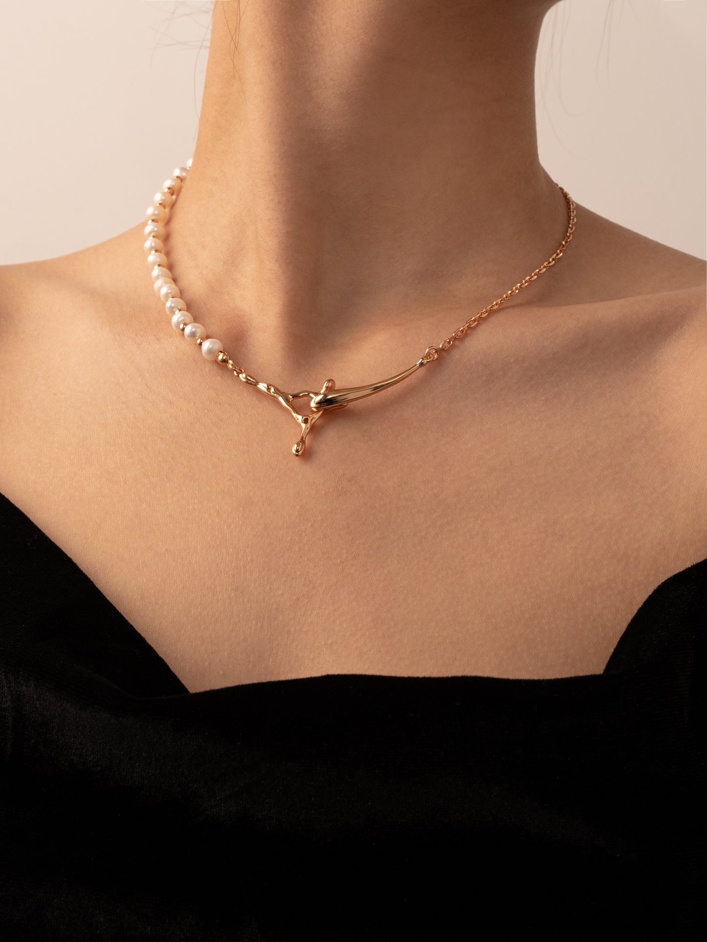 Lava Seed Pearl Holding Necklace 38-44cm